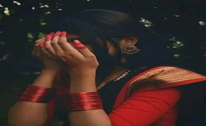 লাল শাড়ি পড়া প্রোফাইল পিক